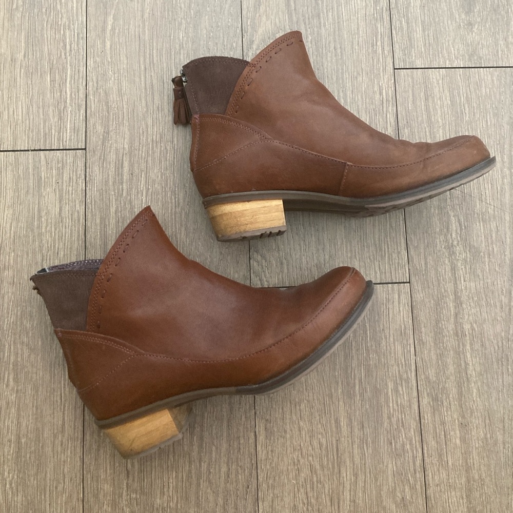 Chaco Cataluna Mid Boot